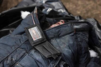 Una fotografía muestra un retrato dentro de la billetera de un cuerpo encontrado en el sótano de una escuela, en Bucha, al noroeste de la capital ucraniana, Kyiv, el 4 de abril