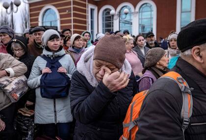 Civiles en Kramatorsk esperan para abordar un tren