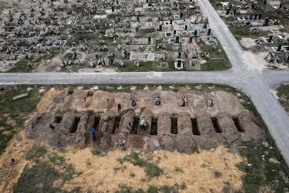 Ceremonia fúnebre en un cementerio en Bucha, Ucrania, en medio de la invasión rusa