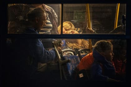 Las personas evacuadas de Mariupol llegan en autobuses a un área de registro y procesamiento para desplazados internos en Zaporizhzhia, Ocho autobuses que transportaban a 174 civiles de Mariupol, incluidos 40 evacuados de la acería Azovstal sitiada del puerto del Mar Negro, llegaron a Ucrania. Los 40 fueron evacuados el 7 de mayo  de la planta siderúrgica, donde los últimos soldados ucranianos en la ciudad devastada están escondidos y rodeados por tropas rusas.