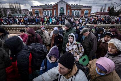 Miles de personas abordan trenes para salir de las zonas de guerra en Ucrania, muchos de ellos se dirigen a Polonia