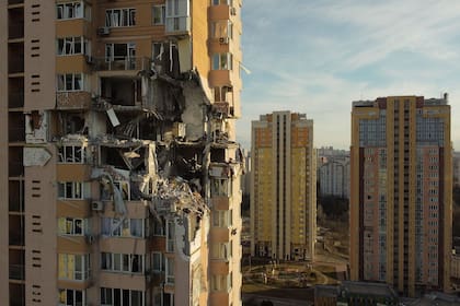 Daños en los pisos superiores de un edificio en Kyiv. Los residentes de Kyiv se refugiaron del sonido de las explosiones cuando el ejército de Ucrania dijo que había retenido un asalto a la capital pero que estaba luchando contra los "grupos de sabotaje" rusos que se habían infiltrado en la ciudad.