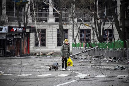 Un joven camina por la destruida ciudad de Mariupol