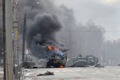 Un vehículo de guerra ruso se incendia en medio de una calle en Kharkiv