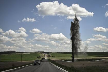 Un mortero explota junto a la carretera que conduce a la ciudad de Lysychansk en la región oriental de Ucrania de Donbas