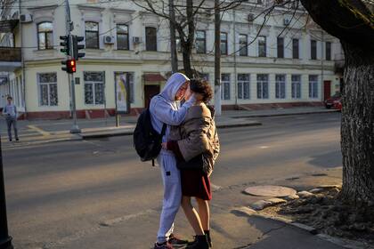 Una pareja se abraza en el centro de Odessa el 8 de abril