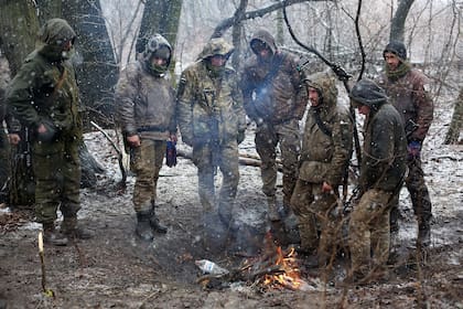 Soldados de las fuerzas militares ucranianas prendieron fuego para calentarse en la región de Lugansk