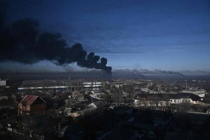 Humo negro sale de un aeropuerto militar en Chuguyev, cerca de Kharkiv, el 24 de febrero de 2022. - El presidente ruso, Vladimir Putin, anunció una operación militar en Ucrania con explosiones que se escucharon poco después en todo el país