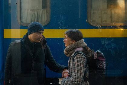 Una pareja se despide en la estación de trenes de Kyiv. El ejército ruso dijo el 28 de febrero que los civiles ucranianos podían abandonar "libremente" la capital del país, Kyiv.