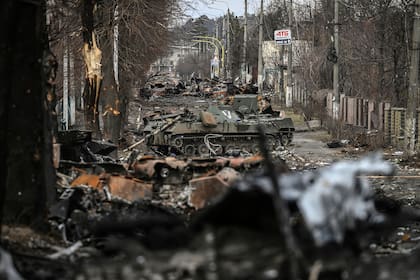 Esta vista general muestra vehículos blindados rusos destruidos en la ciudad de Bucha, al oeste de Kyiv, el 4 de marzo de 2022. El Consejo de Derechos Humanos de la ONU votó abrumadoramente a favor de crear una investigación de alto nivel sobre las violaciones cometidas tras la invasión de Ucrania