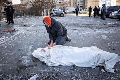 Una persona murió y tres resultaron heridas cuando los escombros de un cohete derribado impactaron en un bloque de apartamentos de Kyiv, Rusia no frena su avance sobre la capital, 17 de marzo