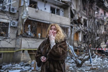 Imagen ilustración para nota de abusos  y violaciones a las mujeres ucranianas de parte de las tropas rusas
Natali Sevriukova reacts next to her house following a rocket attack the city of Kyiv, Ukraine, Friday, Feb. 25, 2022. (AP Photo/Emilio Morenatti