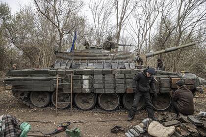Soldados ucranianos trabajan en la reparación de un tanque dañado mientras la movilidad militar de las Fuerzas Armadas de Ucrania continúa hacia el frente de Kherson en Ucrania el 9 de noviembre de 2022.