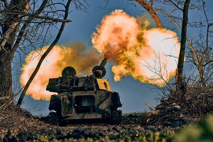 Un vehículo de artillería autopropulsado dispara cerca de Bakhmut, región de Donetsk, Ucrania, el miércoles 9 de noviembre de 2022.