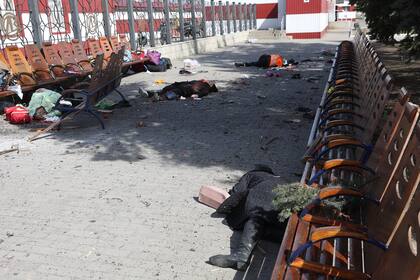 Se ven víctimas tendidas en el andén tras un ataque con cohetes a la estación de tren en la ciudad oriental de Kramatorsk, en la región de Donbass, el 8 de abril de 2022.