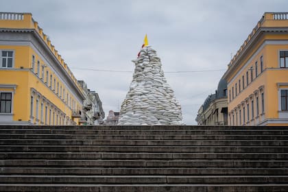 Sacos de arena se apilan alrededor de la estatua del duque de Richelieu,  a la espera de un asalto ruso a la estratégica ciudad portuaria del Mar Negro en 14 de marzo de 2022 de Odessa, Ucrania