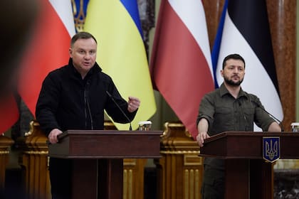 El presidente polaco junto a Volodimir Zelensky en un acto en abril en Kiev. 