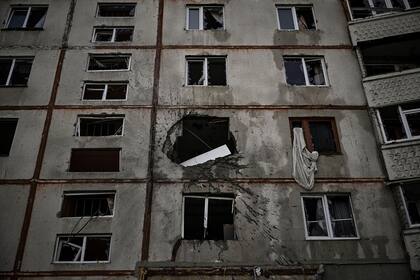 Un edificio de apartamentos gravemente dañado se muestra en un distrito de primera línea de Kharkiv el 27 de marzo de 2022, en medio de la invasión rusa de Ucrania