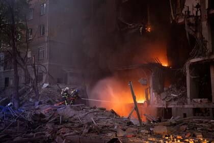Los bomberos intentan apagar un incendio luego de una explosión en Kiev, Ucrania, el jueves 28 de abril de 2022