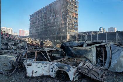 Una vista de los daños después del bombardeo ruso de un centro comercial en Kiev, Ucrania, el lunes 21 de marzo de 2022