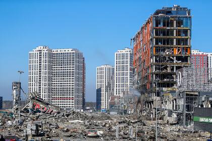 Vista de un centro comercial dañado en el distrito de Podilskyi de Kiev tras un ataque aéreo ruso, 21 de marzo de 2022