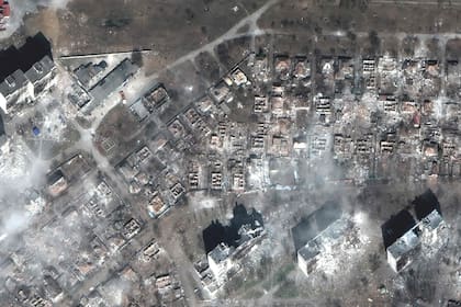 Esta imagen satelital muestra edificios de departamentos y casas destruidos al este de Mariupol