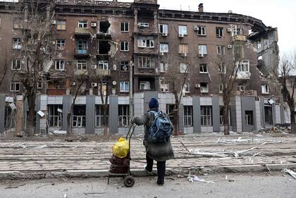 Los bombardeos rusos han dejado en ruinas varias localidades ucranianas, como la ciudad portuaria de Mariupol