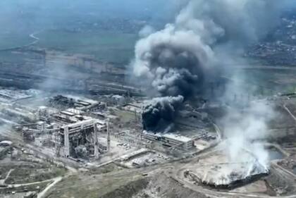 Este video tomado de una grabación publicada por el Ayuntamiento de Mariupol el 19 de abril de 2022 muestra nubes de humo sobre la planta siderúrgica de Azovstal y las puertas destruidas del Astillero de Azov, mientras Rusia continúa con su esfuerzo por capturar la ciudad portuaria asediada de Mariupol.