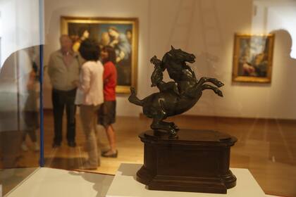 Guerrero a caballo, escultura atribuida a Da Vinci, es la estrella de la muestra