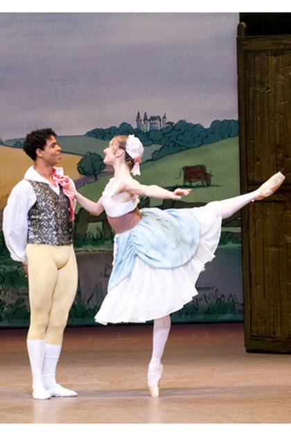 Carlos Acosta y Marianela Núñez, en una versión de "La fille mal gardée" emblemática del Royal Ballet