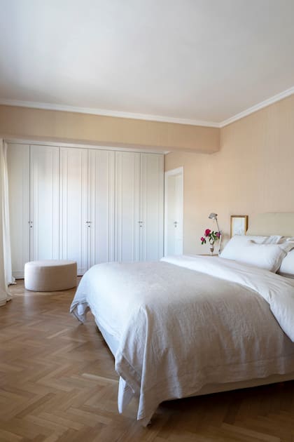 Guiado por la idea de la calma, el cuarto principal tiene ropa de cama de lino (Angelina Linen) y fue entelado en rafia natural, un material que además de sumar textura, favorece la acústica