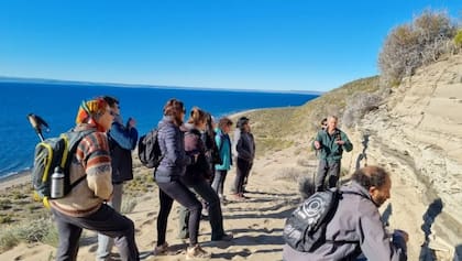 Guido brinda una charla sobre volcanismo en la región del Lago Buenos Aires