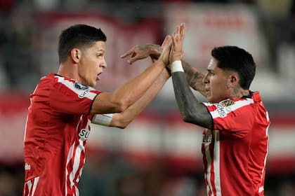 Guido Carrillo y Facundo Farias, actores de la jugada del gol del empate de Estudiantes ante Flamengo; el goleador acumula 12 festejos en la historia de la Copa Libertadores