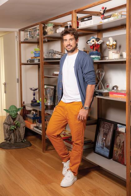 Guido colecciona figuras de dibujos animados de películas, como el Yoda hecho a tamaño real de Star Wars que se ve en la foto. En la biblioteca también tiene sus trofeos más importantes. Entre sus hobbies figura la PlayStation. Y en sus viajes, aprovecha para buscar piezas difíciles para su colección.