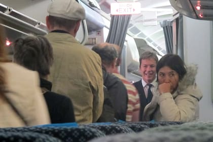 Guido despidiendo a los pasajeros, después de un largo viaje