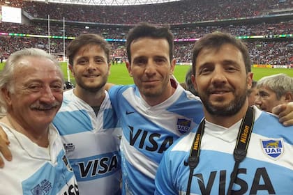 Guido, junto a su familia, en un partido de los Pumas.