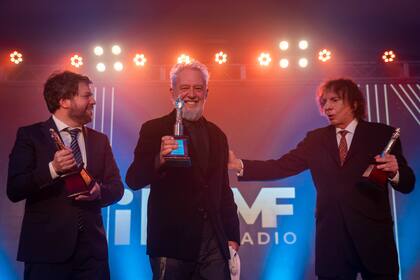 Guido Kaczka, Lalo Mir y Alejandro Dolina, con sus Martín Fierro de Oro