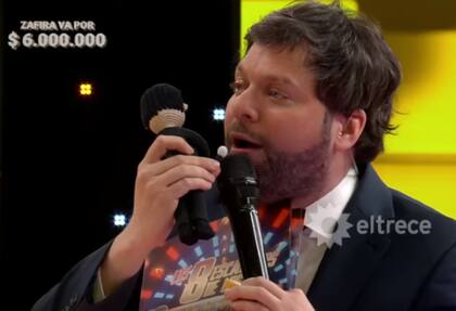 Guido Kaczka recibió su propio muñeco tejido al crochet (Foto: Captura eltrece)