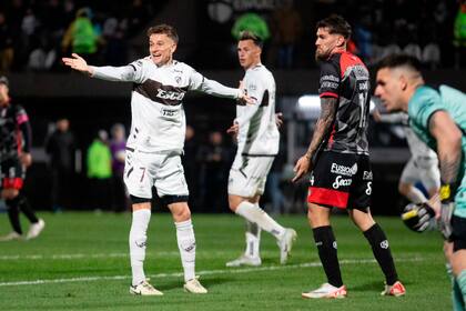 Guido Mainero, de Platense, reclama penal luego de que su remate dio en la mano de Goñi, de Barracas Central.