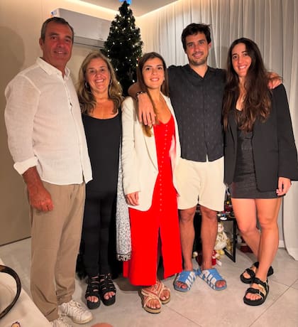 Guido Pella, durante un festejo de fin de año, con gran parte de su familia afectada en Bahía Blanca: sus padres, Carlos y Charo, y sus hermanas, Sol y Catalina