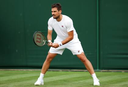 Guido Pella esperando un saque de Coric, en Wimbledon