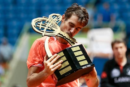Guido Pella con el trofeo de campeón de San Pablo 2019, su único título ATP