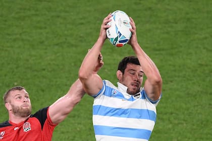 Petti Pagadizábal en las alturas, ganando un line frente a los ingleses