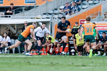 Guido Petti, de los Pumas, encabeza un ataque en el partido ante Australia