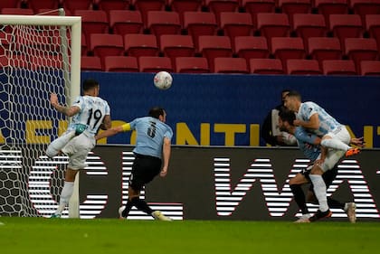 Guido Rodriguez cabecea al gol tras el centro de Messi desde la izquierda