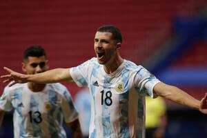 Guido Rodríguez celebra su primer gol en la selección argentina, frente a Uruguay por la Copa América; el mediocampista central debió reemplazar a un titular fijo, Leandro Paredes, y respondió con una buena labor; atrás, Cristian Romero.