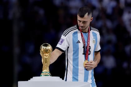 Guido Rodríguez toca la Copa del Mundo tras la final del Mundial 2022 en Qatar; es uno de los campeones ausentes en la convocatoria final de Lionel Scaloni