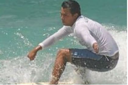 Guido Schäffer surfando en la playa carioca de Recreio dos Bandeirantes, donde murió en 2009
