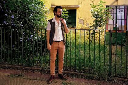 Guido Schiano Di Schecaro recorre su barrio, busca jardines, toma fotos, habla con sus dueños y narra esos encuentros en la cuenta de Instagram @losjardinesinteriores_ .