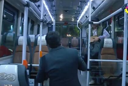 Guido se subió a un colectivo de la línea 39 y divirtió a los espectadores (Captura: El Trece)